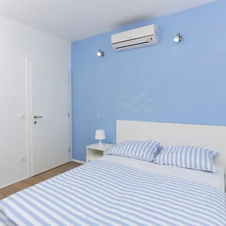 Karmen - Two-bedroom With Balcony And Sea View Lu I