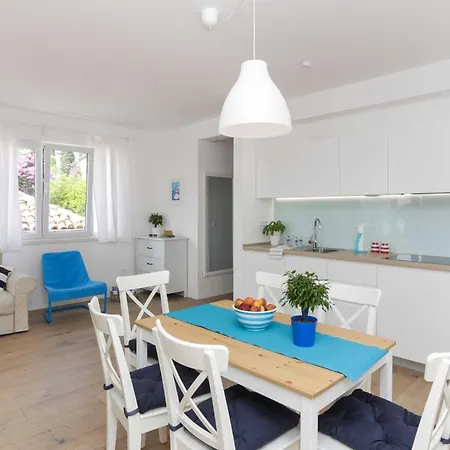 Karmen - Two-bedroom With Balcony And Sea View Lu I Apartment