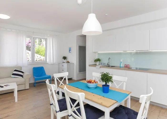 Karmen - Two-bedroom With Balcony And Sea View Lu I Апартаменты
